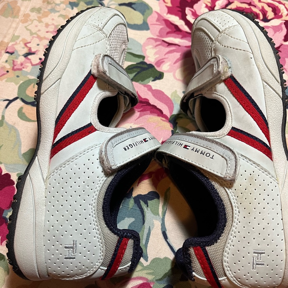 Tommy Hilfiger Grey Sneaker
Free: Brown peep- toe heels shoes - Picture 7 of 11